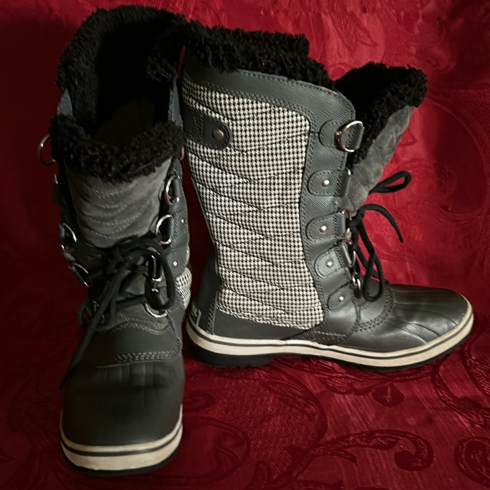 Sorel Tofino size 8, waterproof lace up boots